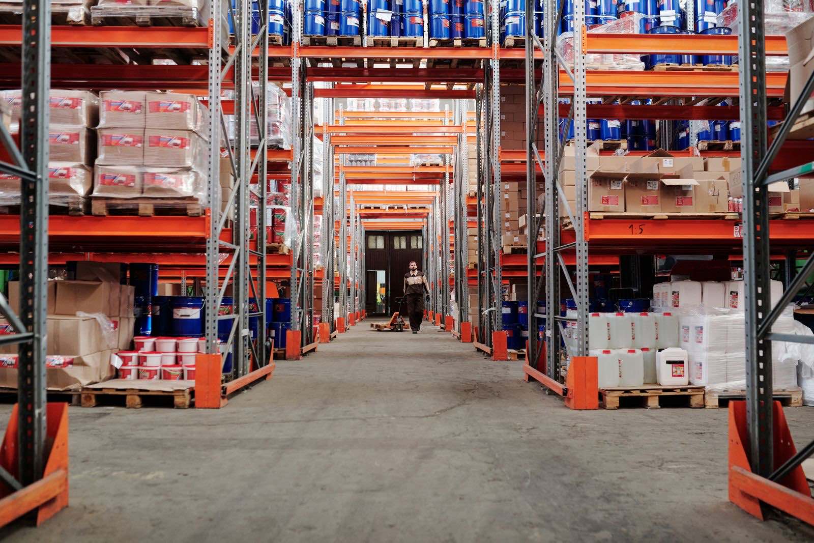 Nave logística industrial donde el textil de trabajo es parte de la operación