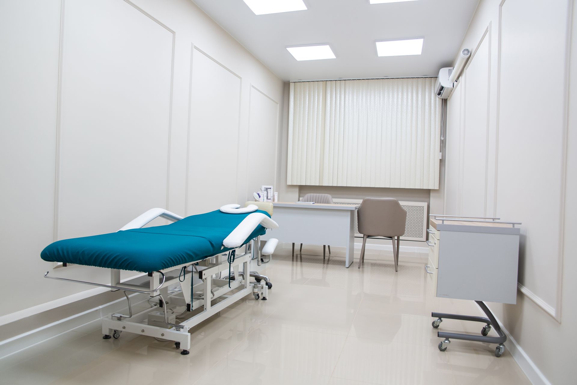 Ropa de cama hospitalaria limpia en un entorno clínico