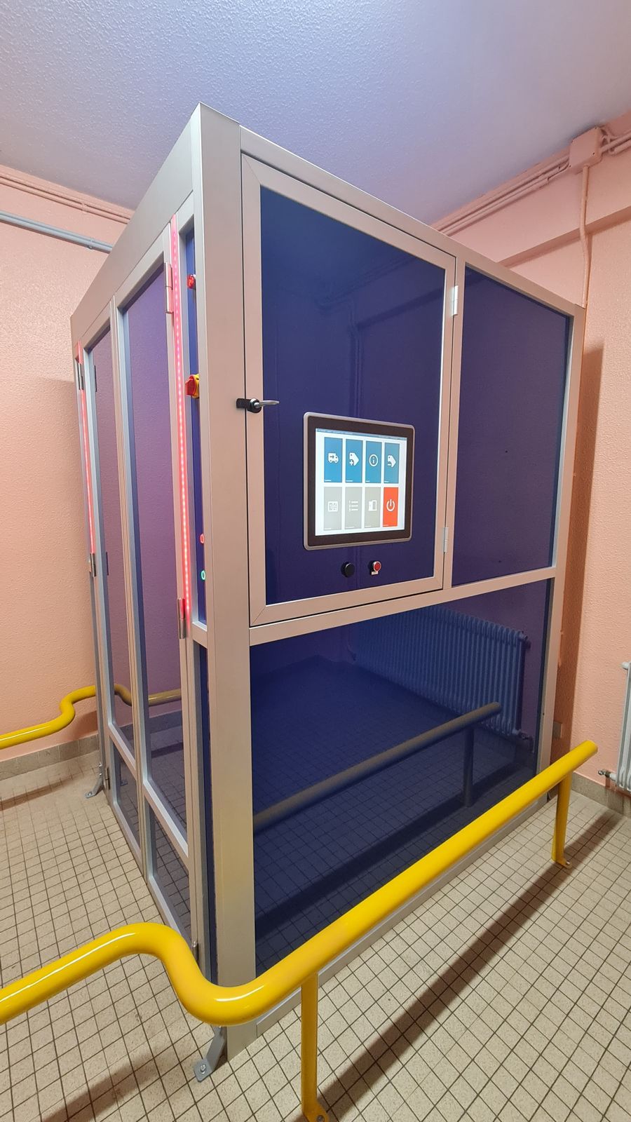 Cabina de dispensación y devolución de textil con pantalla táctil y RFID