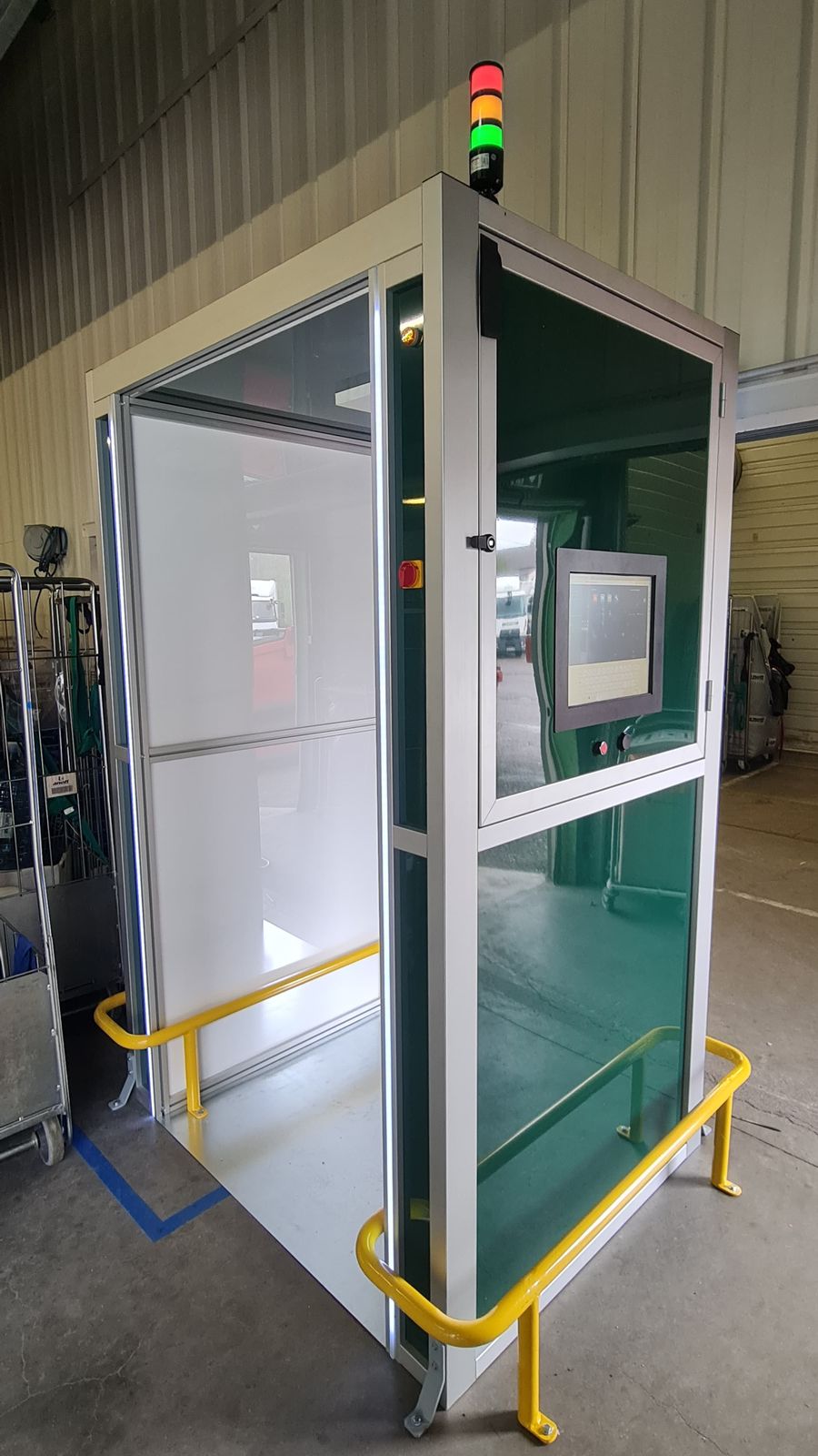 Cabina de lectura RFID instalada en planta de lavandería