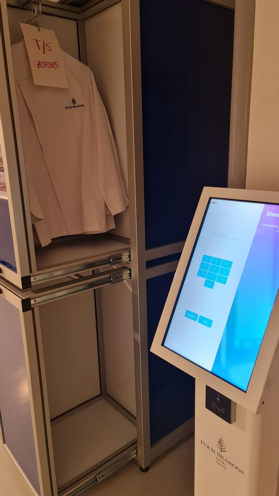 Kiosco de dispensación de uniformes con lector RFID en Four Seasons Hotel Madrid